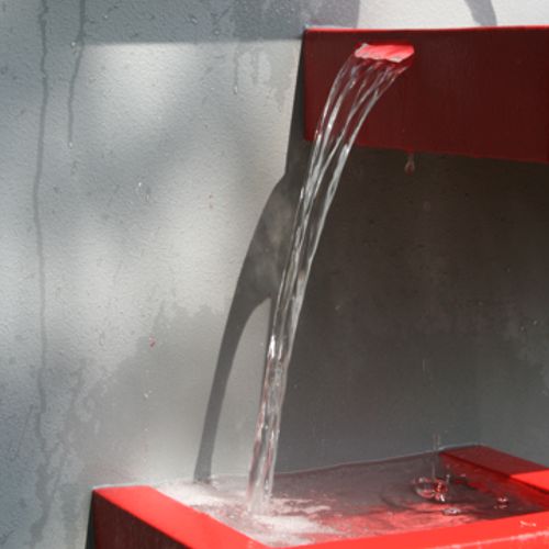 Detalle de chorro de agua en una fuente de fibra de vidrio